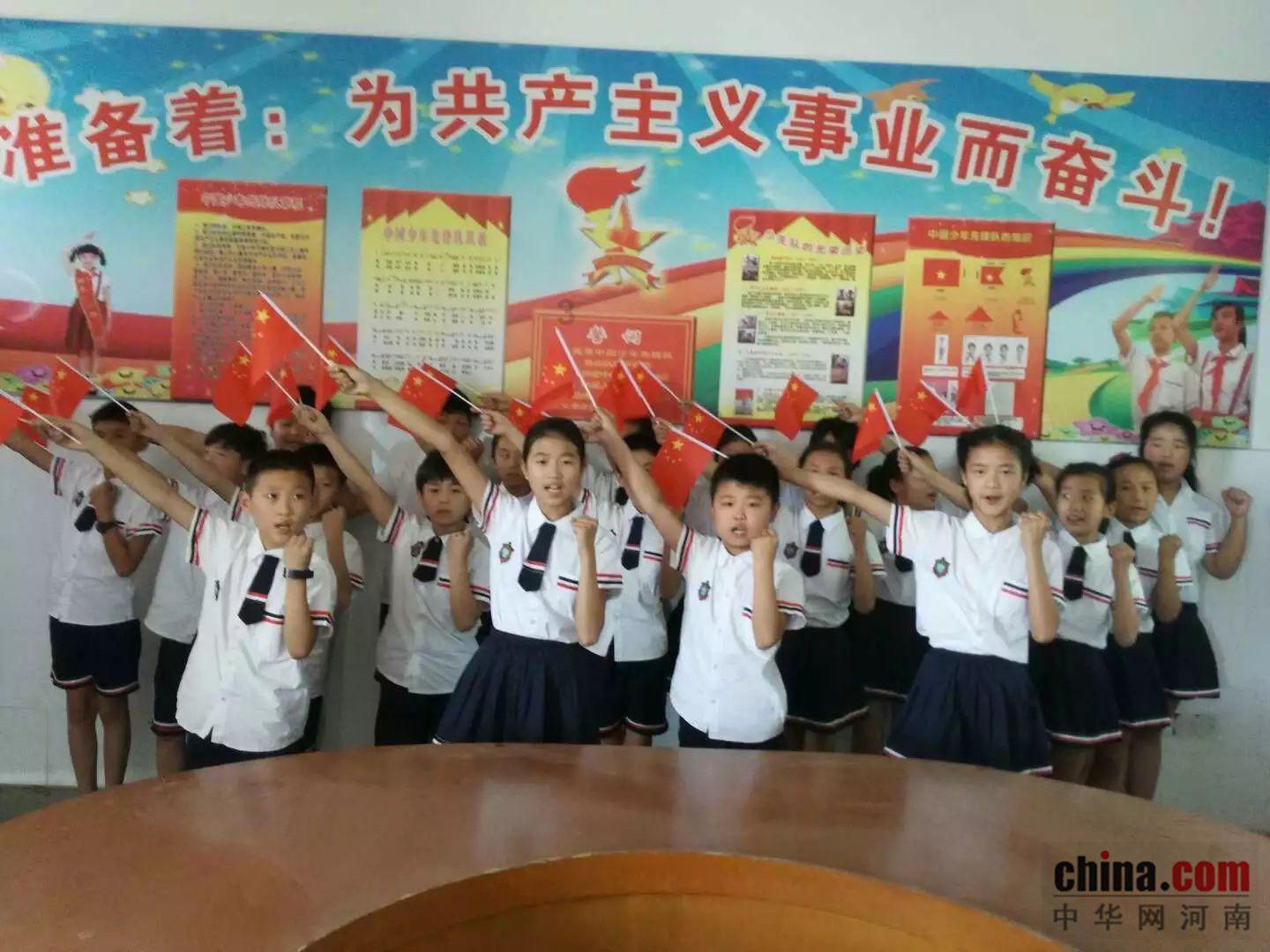永万路与向荣路的十字路口新能源车充电时自燃